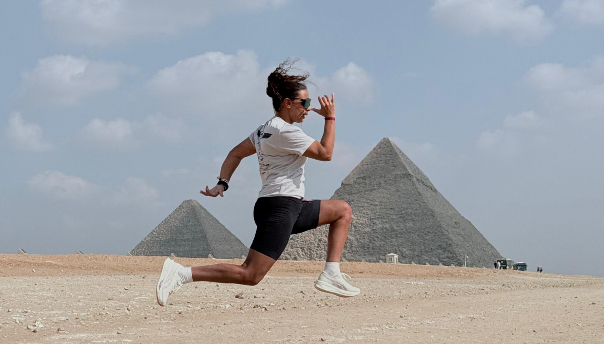 La Coach Diana em sprint durante um treino de corrida junto às pirâmides de Gizé