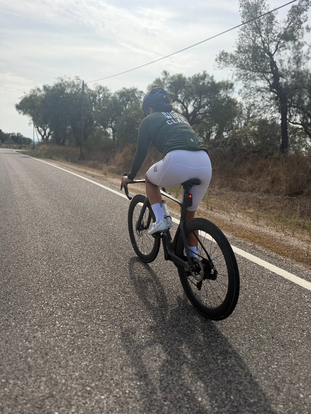 Ciclista em estrada com radar Garmin Varia montado na bicicleta